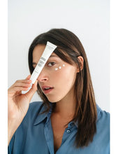 Cargar imagen en el visor de la galería, TRANSPARENT CLINIC HYALURONIC EYE CONTOUR